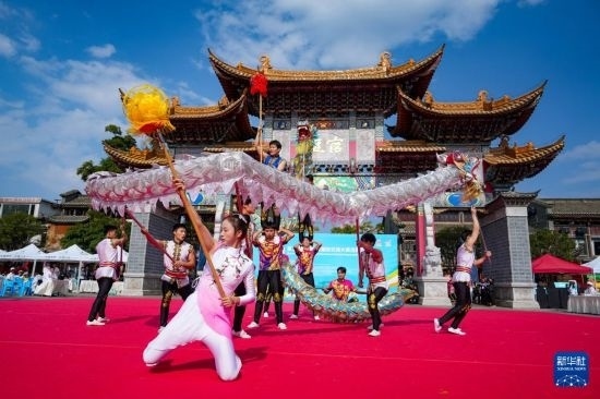 10月19日，四川師范大學(xué)舞龍隊在傳統(tǒng)舞龍項目中比賽，最終他們獲得該項目銀獎。