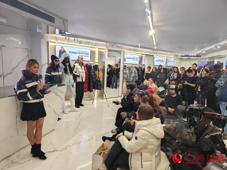 英國(guó)時(shí)尚博主分享自己的穿搭心得。人民網(wǎng)記者 邢雪攝