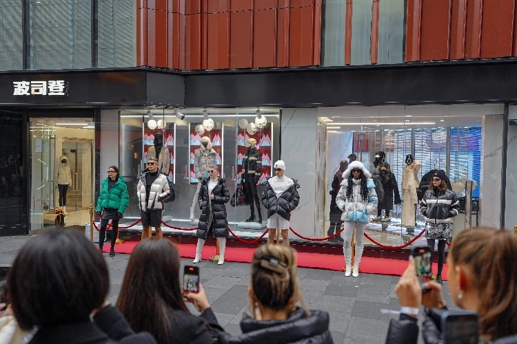 模特在波司登倫敦旗艦店門前展示新款羽絨服。主辦方供圖