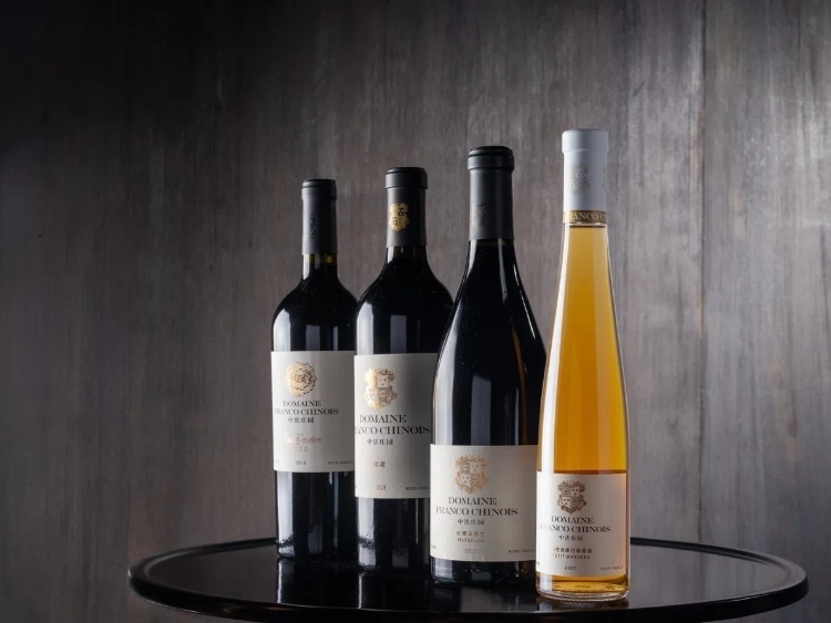 活動現(xiàn)場推介了懷來中法莊園珍藏馬瑟蘭干紅、小芒森甜白等優(yōu)質(zhì)葡萄酒。主辦方供圖