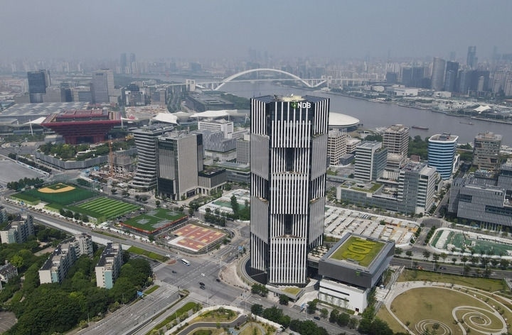 位于上海浦東新區(qū)世博園區(qū)的金磚國(guó)家新開發(fā)銀行總部大樓（2022年6月17日攝，無(wú)人機(jī)照片）。新華社記者 方喆 攝