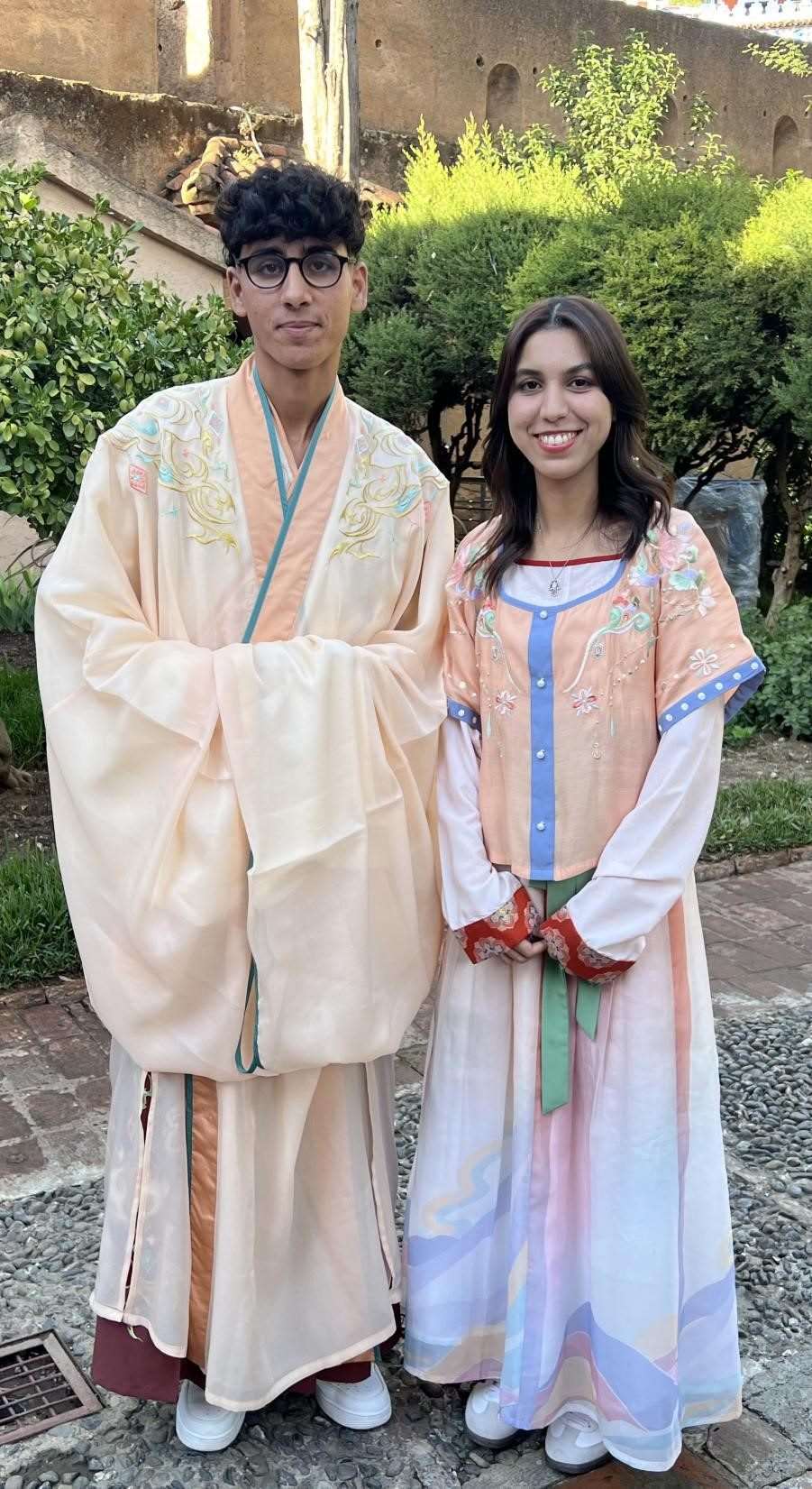 兩位青年試穿中國古代服裝。拉巴特中國文化中心供圖