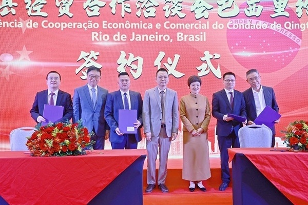 企業(yè)家在活動現(xiàn)場參與項目簽約儀式。人民網記者 陳海琪攝