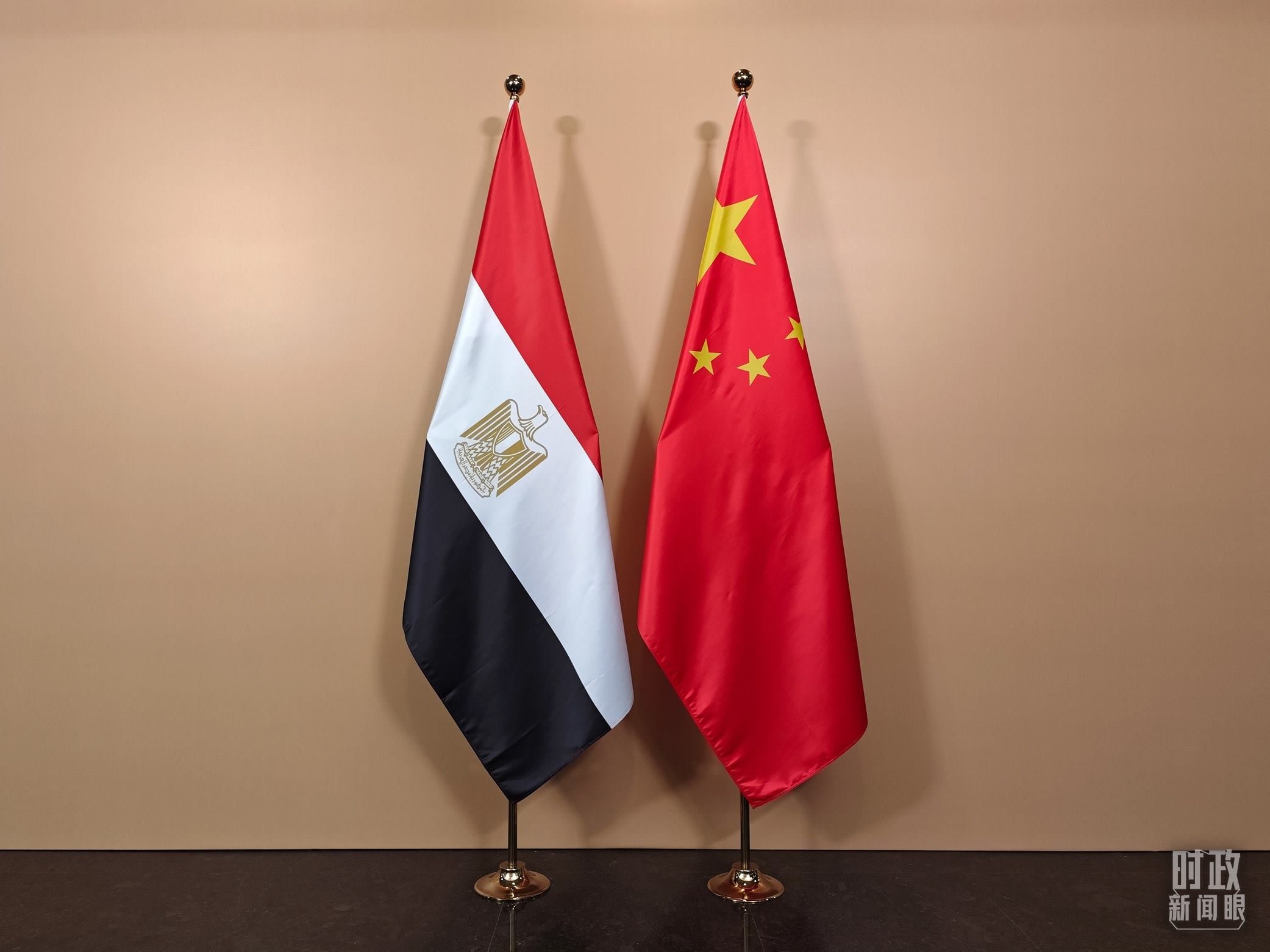 △ 會(huì)見(jiàn)廳外的中國(guó)埃及兩國(guó)國(guó)旗。（總臺(tái)央視記者彭漢明拍攝）