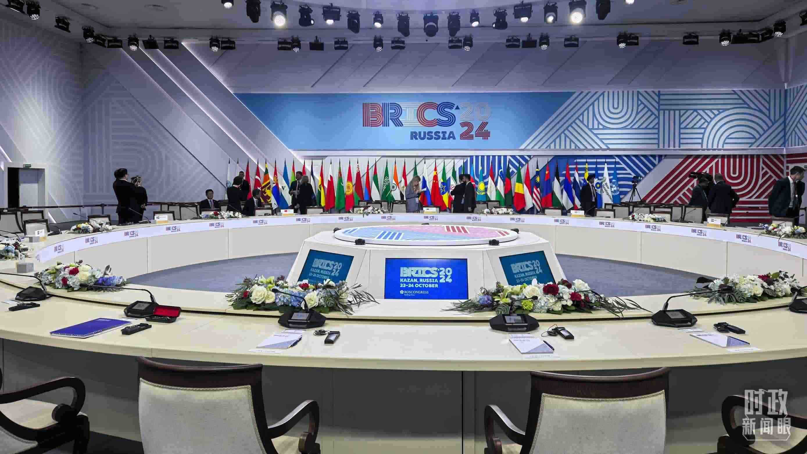 △ 金磚國(guó)家領(lǐng)導(dǎo)人大范圍會(huì)議開(kāi)始前。（總臺(tái)央視記者程鋮拍攝）