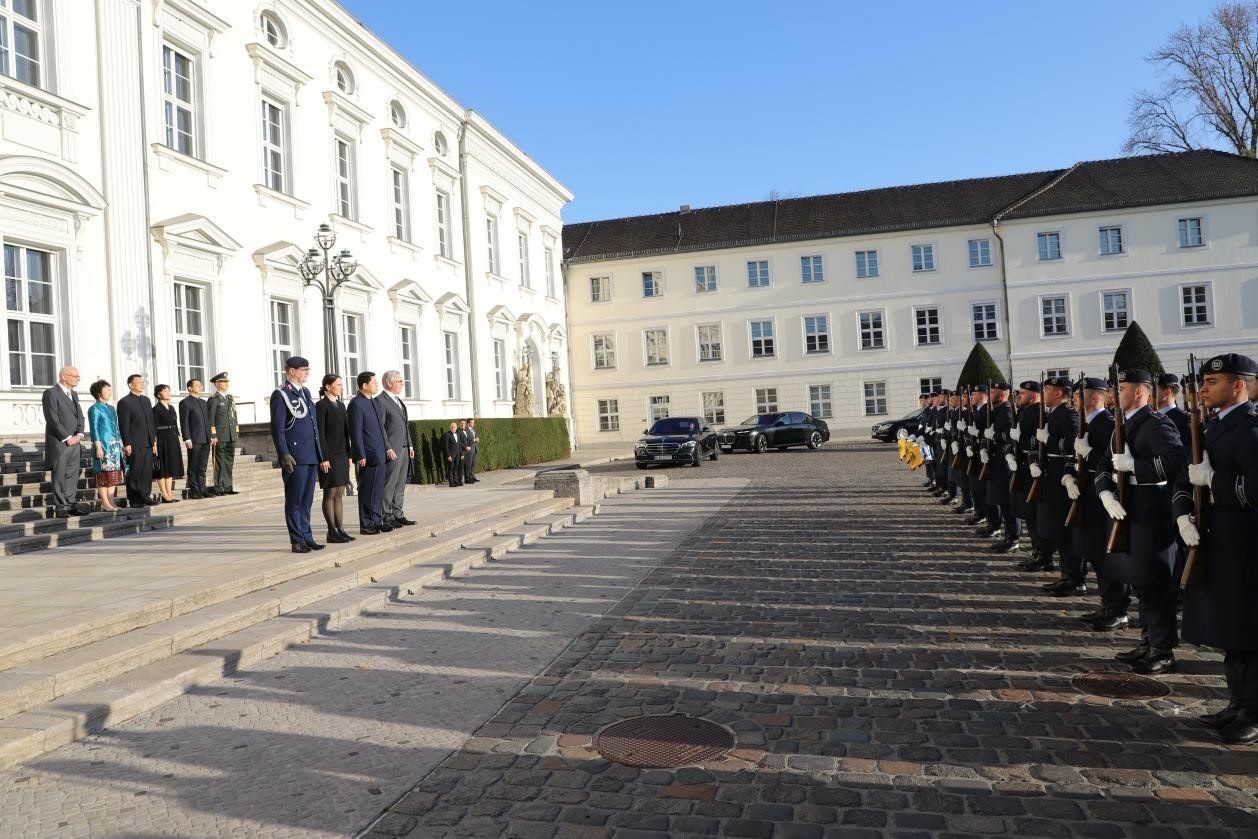 新任中國(guó)駐德國(guó)大使鄧洪波向德國(guó)總統(tǒng)施泰因邁爾遞交國(guó)書(shū)。中國(guó)駐德國(guó)大使館供圖