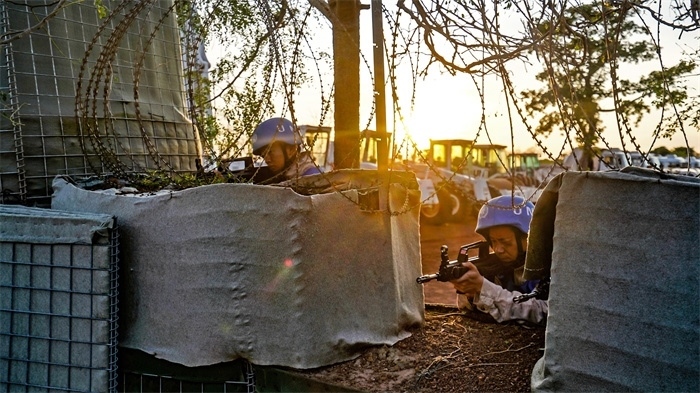 瞭望偵察一線情況。張洪奧攝