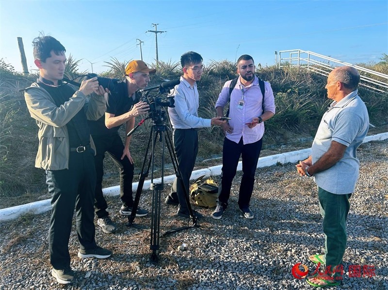 聯(lián)合采訪團(tuán)正在采訪因苦咸水淡化項(xiàng)目受益的當(dāng)?shù)孛癖?。人民網(wǎng)記者 陳一鳴攝