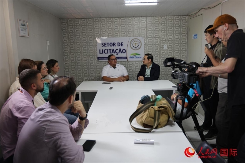 巴西東北部北里奧格蘭德州若昂卡馬拉市市長(zhǎng)馬諾埃爾·貝爾納接受聯(lián)合采訪團(tuán)采訪。 人民網(wǎng)記者 時(shí)元皓攝