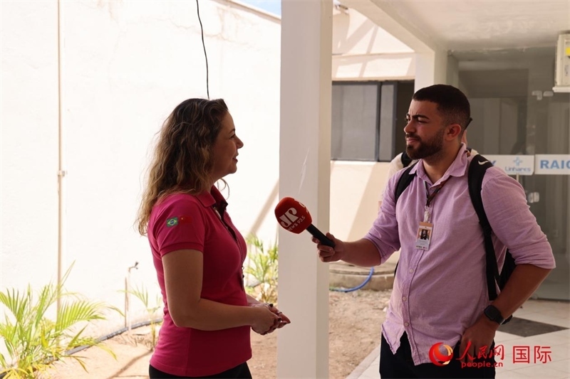 國(guó)網(wǎng)巴電文化中心負(fù)責(zé)人達(dá)尼埃拉·帕戈托接受參加聯(lián)合采訪團(tuán)的巴西記者采訪。 人民網(wǎng)記者 時(shí)元皓攝