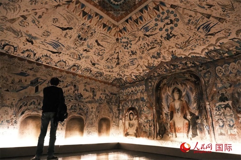 觀眾仿佛置身于數(shù)字復原的敦煌第285窟。人民網(wǎng)記者 尚凱元攝 