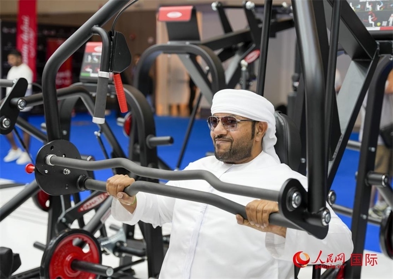 一名觀眾在體驗(yàn)健身器材。人民網(wǎng)中東中心分社塔里克·易卜拉欣攝
