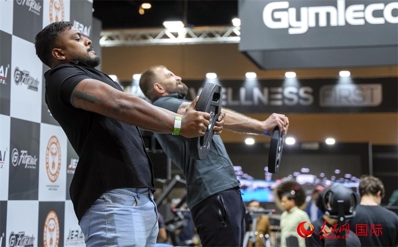 觀眾參加舉重物比賽。人民網(wǎng)中東中心分社塔里克·易卜拉欣攝