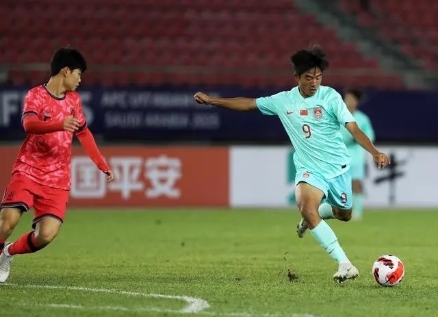 國少隊(duì)球員魏祥鑫（右）比賽中傳球。新華社記者 李鋼攝
