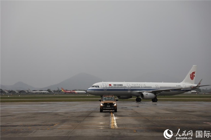 國航上?！觾?nèi)首班飛機(jī)抵達(dá)河內(nèi)內(nèi)排機(jī)場。人民網(wǎng)記者 楊曄攝