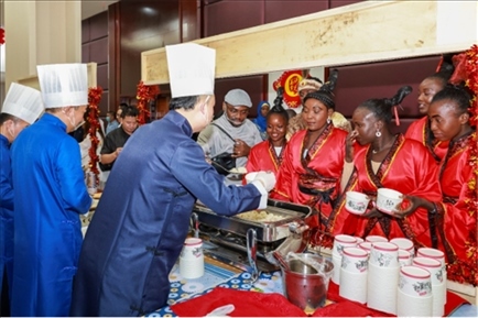 恩賈梅納大學(xué)孔子學(xué)院的學(xué)生們對中國餃子情有獨鐘。主辦方供圖