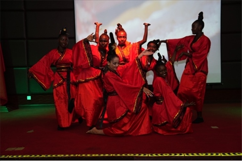 孔子學(xué)院的學(xué)生表演中國舞《昭君出塞》。主辦方供圖