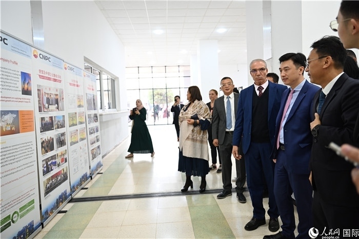 中企向阿爾及利亞大學(xué)捐贈(zèng)電教設(shè)備圖片展。人民網(wǎng)記者 郝瑞敏攝