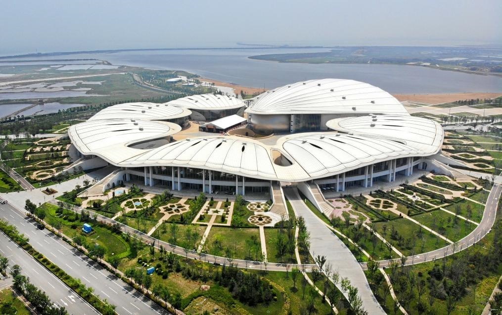位于中國—上海合作組織地方經(jīng)貿(mào)合作示范區(qū)的青島·上合之珠國際博覽中心（2024年7月18日攝，無人機照片）。新華社記者李紫恒 攝