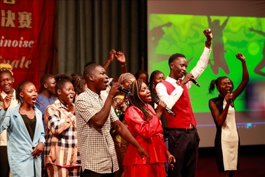 孔子學(xué)院的同學(xué)們演唱中文歌曲《明天會更好》。中國石油非洲公司供圖