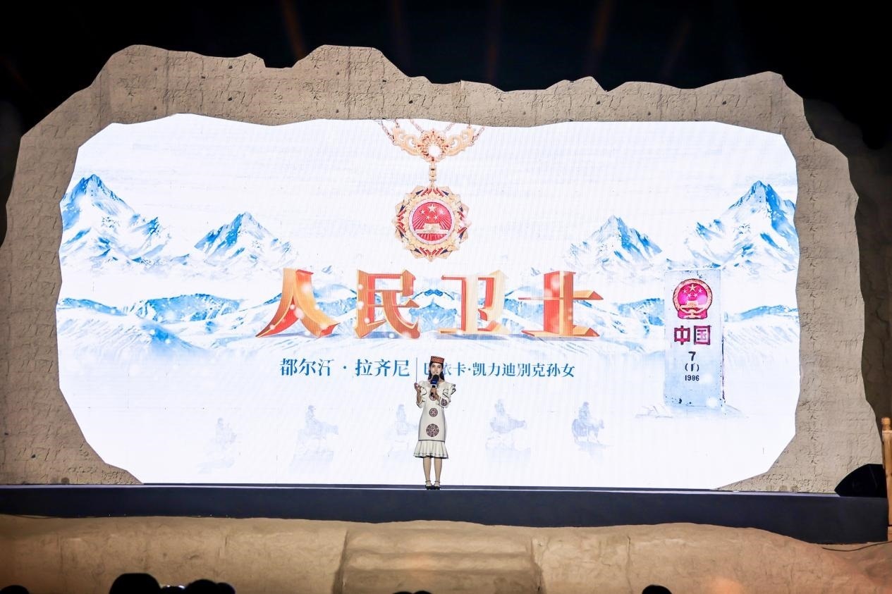 都爾汗·拉齊尼在“何以中國(guó)·五星出東方”網(wǎng)絡(luò)主題宣傳活動(dòng)現(xiàn)場(chǎng)演講。人民視頻供圖