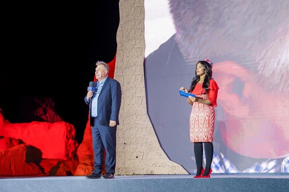 丹尼（左一）在“何以中國(guó)·五星出東方”網(wǎng)絡(luò)主題宣傳活動(dòng)現(xiàn)場(chǎng)演講。人民視頻供圖