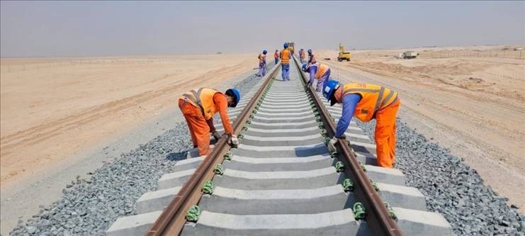阿提哈德鐵路二期A標項目施工中。中建中東供圖