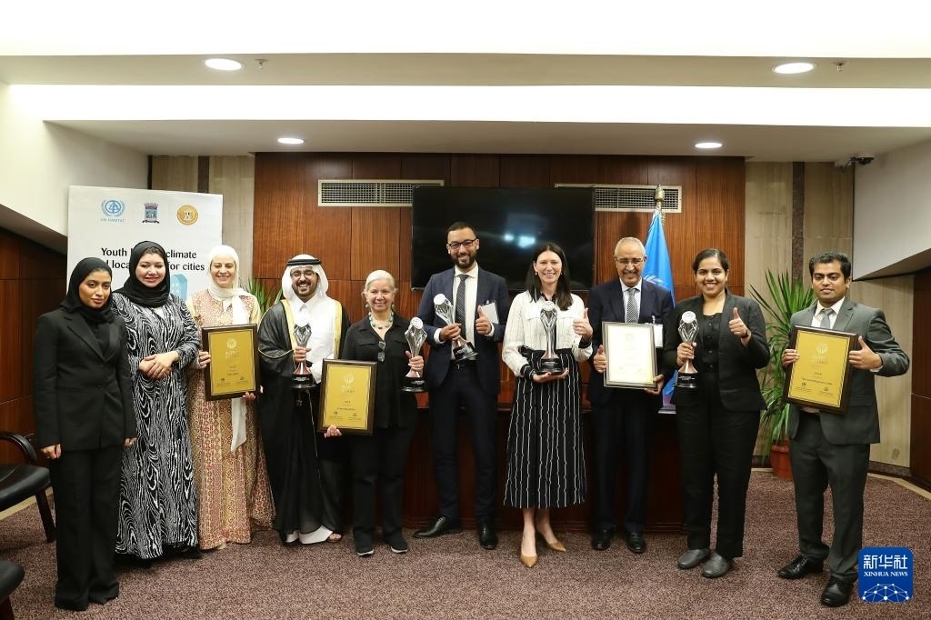 10月31日，在埃及亞歷山大，獲得第二屆全球可持續(xù)發(fā)展城市獎（上海獎）的城市代表合影。新華社記者 王東震 攝