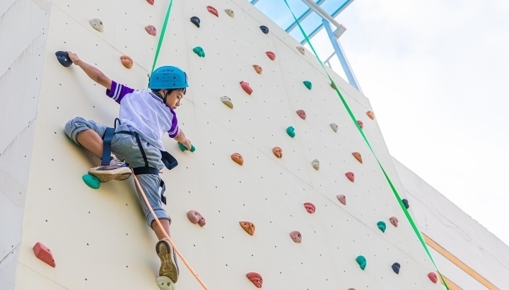 浙江臺州，正在學(xué)習(xí)攀巖課程的小學(xué)生