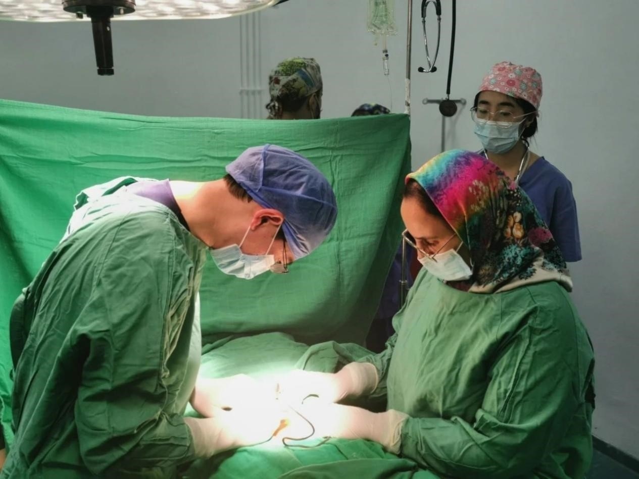中國(guó)醫(yī)療隊(duì)員與當(dāng)?shù)蒯t(yī)生合作開展手術(shù)。第196批中國(guó)援助摩洛哥醫(yī)療隊(duì)塞達(dá)特分隊(duì)供圖