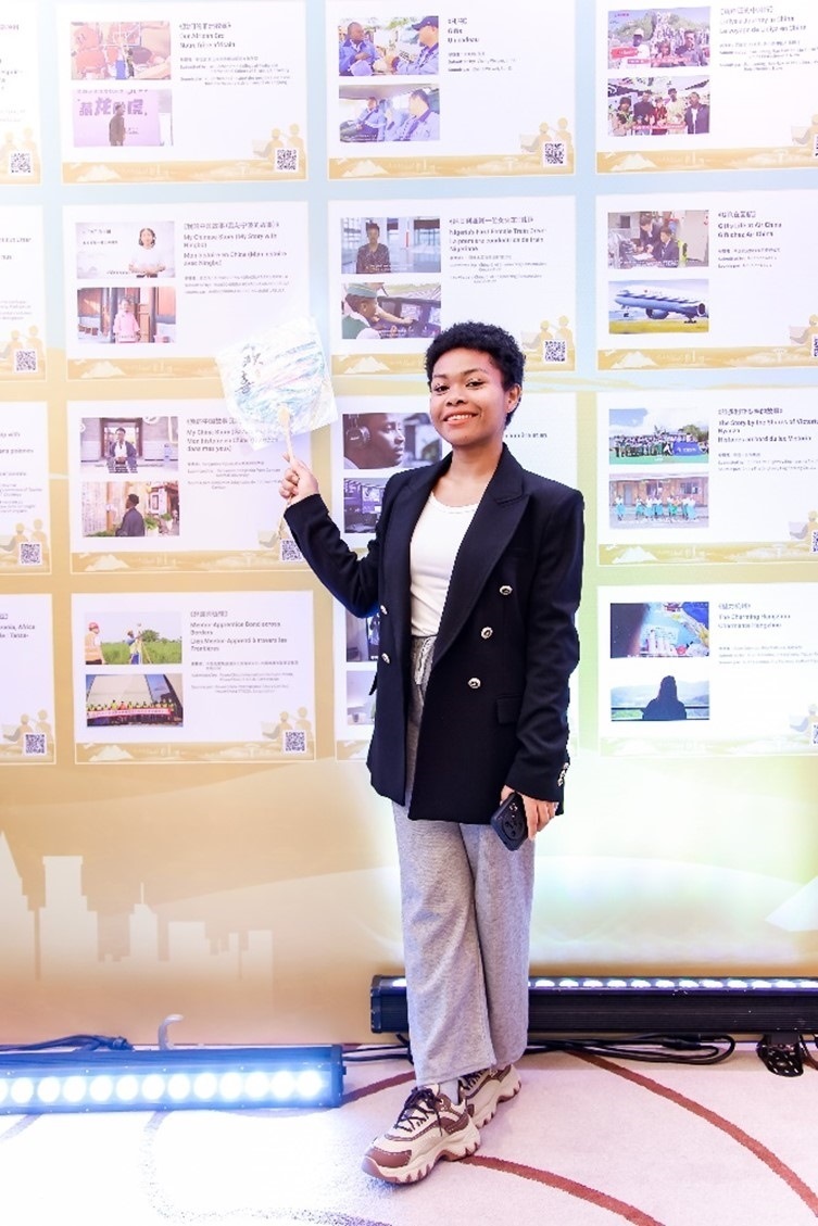 愈靈兒和她的作品合影。主辦方供圖