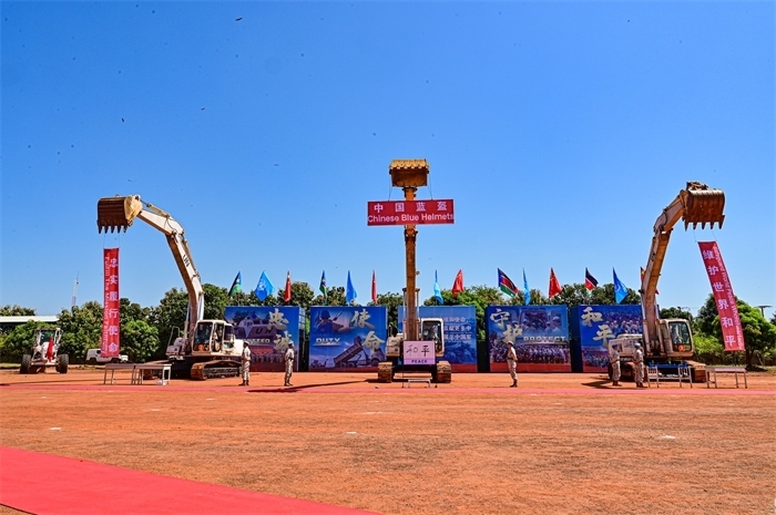 工程機(jī)械特技展示。王軍杰攝