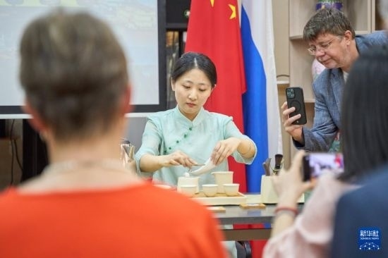 這是11月2日在俄羅斯符拉迪沃斯托克的活動現(xiàn)場拍攝的茶藝表演。新華社發(fā)（郭飛洲攝）