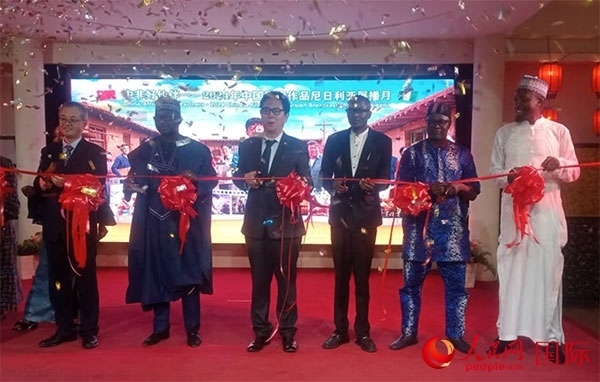 嘉賓們?yōu)橛耙曊共ピ禄顒?dòng)剪彩。人民網(wǎng)記者 姜宣攝