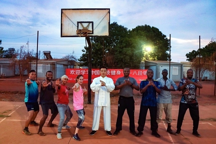 組織八段錦教學。王軍杰 攝