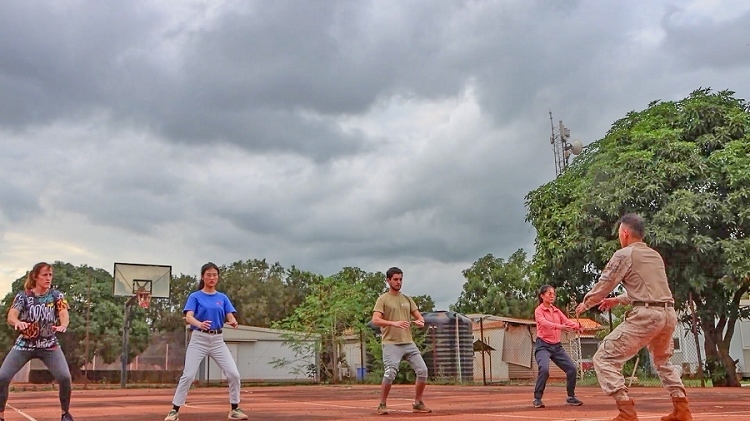 認真學習動作。孫亞斌 攝