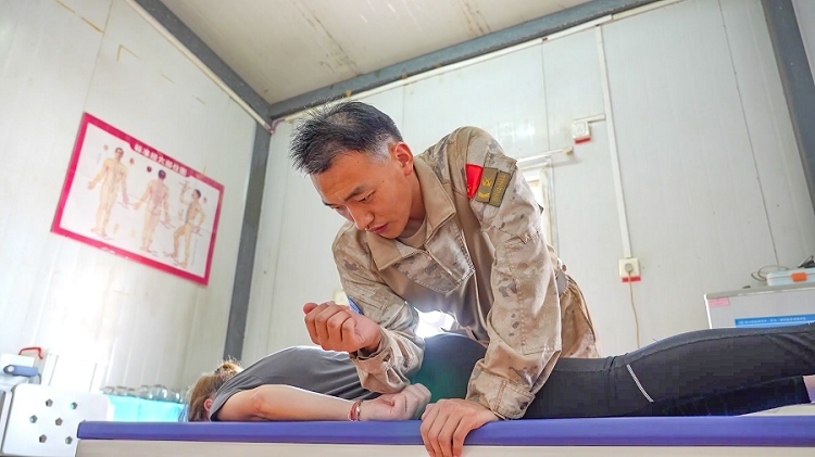 體驗中醫(yī)推拿。王軍杰攝