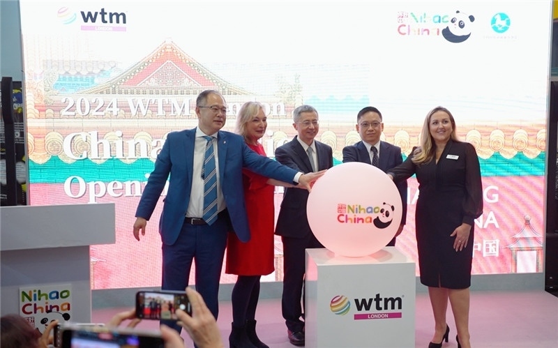 中外嘉賓為中國(guó)館開(kāi)幕點(diǎn)亮水晶球。吳若鳴攝