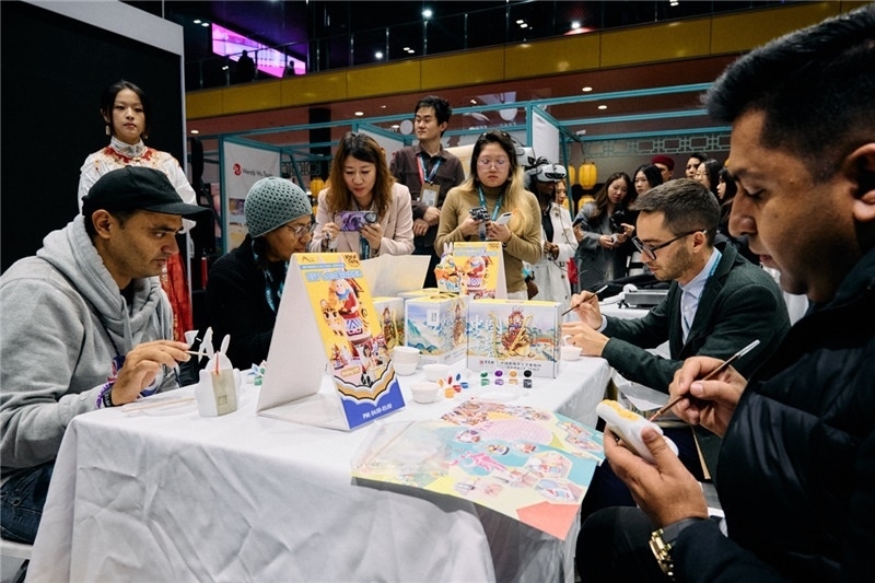 觀眾參加“兔兒爺”手工坊。楊浩鵬攝