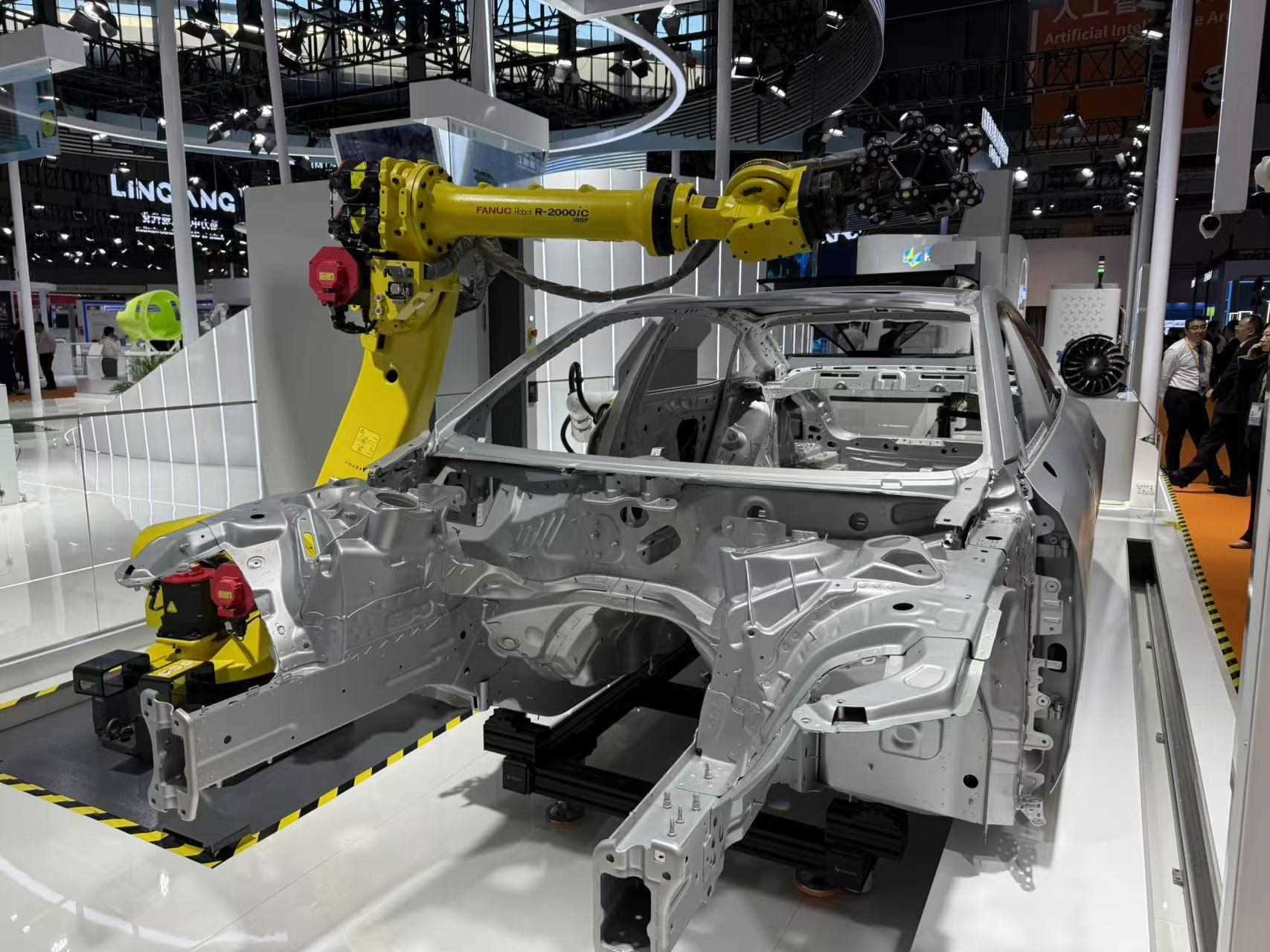 在汽車(chē)制造展區(qū)，高精度智能檢測(cè)裝備正在模擬檢測(cè)汽車(chē)車(chē)身。人民網(wǎng)記者 王仁宏攝