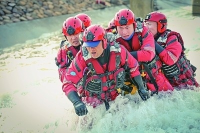  山東省日照市消防救援支隊(duì)消防員正在進(jìn)行多人淺灘涉水橫渡訓(xùn)練。圖片由國家消防救援局提供