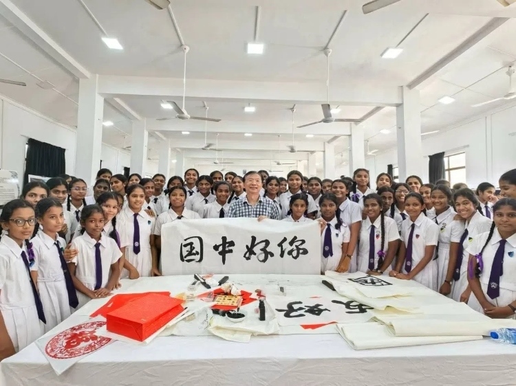 斯里蘭卡學(xué)生在系列活動(dòng)中學(xué)習(xí)中國書法。圖片由主辦方提供