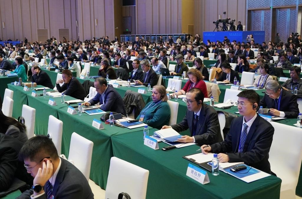 11月7日，中外嘉賓在首屆世界古典學(xué)大會(huì)開幕式現(xiàn)場聽會(huì)。新華社記者 張晨霖 攝