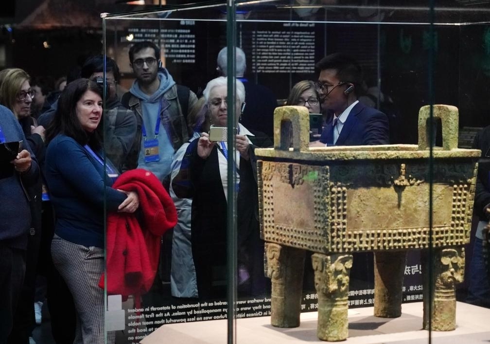 11月6日，中外嘉賓來到中國考古博物館參觀“考古與中華文明溯源展”。該展是本屆世界古典學(xué)大會(huì)推出的配套活動(dòng)之一。新華社記者 張晨霖 攝