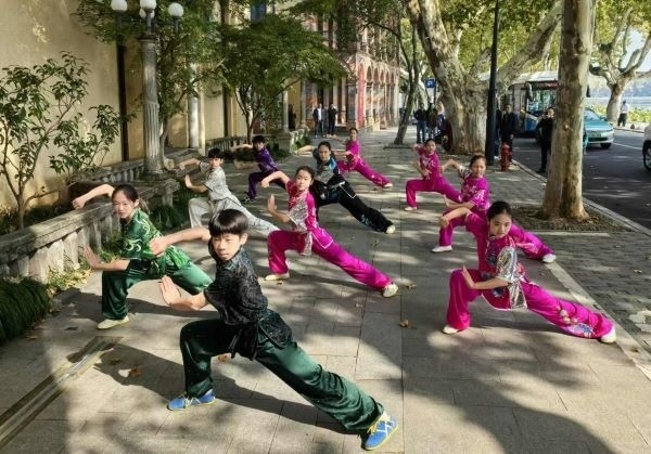杭州市陳經(jīng)綸體校武術(shù)隊(duì)學(xué)生們展示中華武術(shù)。 人民網(wǎng)記者 楊磊攝