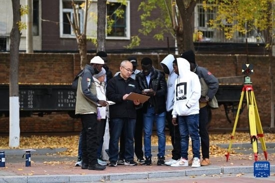 在天津鐵道職業(yè)技術(shù)學(xué)院，老師指導(dǎo)幾內(nèi)亞學(xué)員使用測距儀器（11月11日攝）。新華社記者 李然 攝