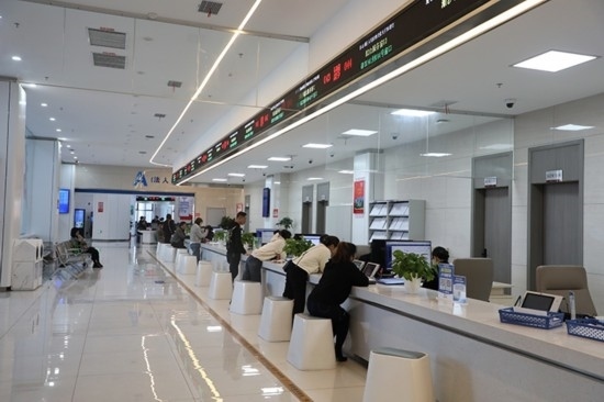 觀山湖區(qū)政務大廳窗口辦事忙。