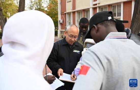 在天津鐵道職業(yè)技術(shù)學(xué)院，老師指導(dǎo)幾內(nèi)亞學(xué)員使用測距儀器（11月11日攝）。新華社記者 李然 攝