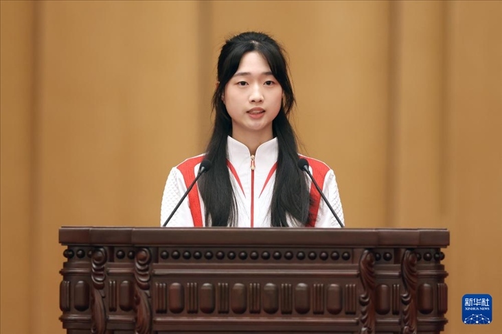 11月15日，射擊運(yùn)動(dòng)員黃雨婷在報(bào)告會(huì)上發(fā)言。新華社記者 李明 攝