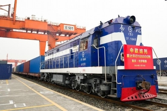 11月15日，X8083次中歐班列（重慶—杜伊斯堡）等待發(fā)車。新華社記者 張子彧 攝
